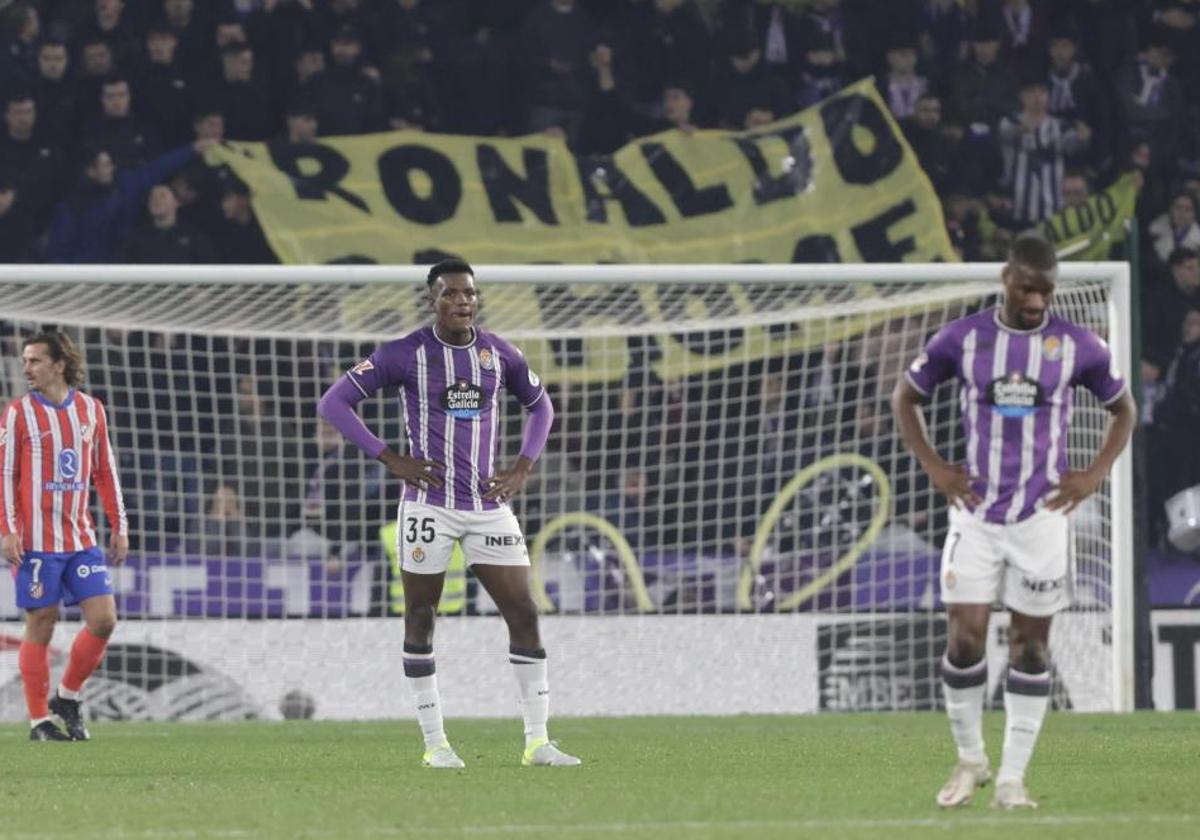 Juma y Sylla muestran su abatimiento con una gran pancarta de fondo que pide la marcha de Ronaldo Nazário del Real Valladolid.