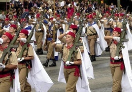 Los regulares desfilan delante del Rey.