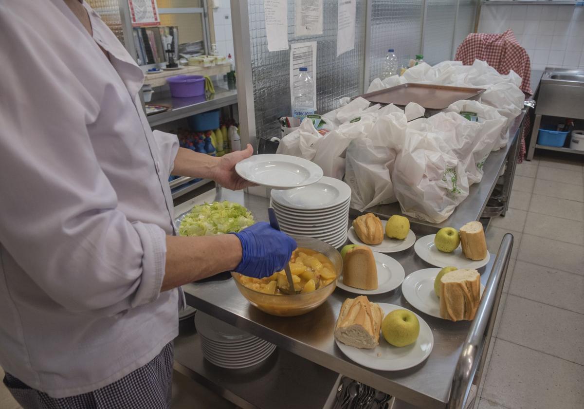 Iván Recio prepara una de las comidas del comedor social de Segovia.