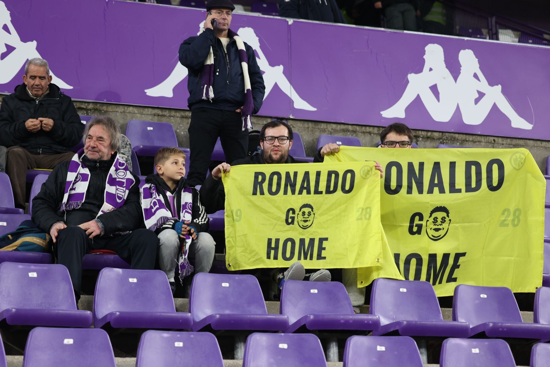 Búscate en la grada del estadio José Zorrilla (2/4)