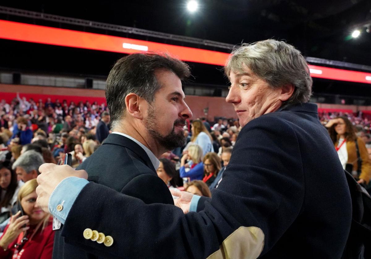 Luis Tudanca y Carlos Martínez,en el Congreso Federal del PSOE en Sevilla, este sábado.