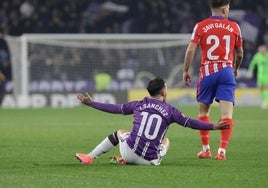 Iván Sánchez protesta una acción desde el suelo.