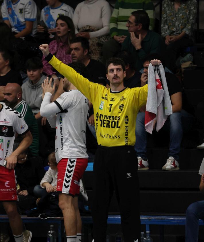 Imagen secundaria 2 - Jugadas del partido entre el Nava y Cangas.