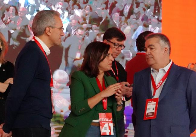 Javier Izquierdo y Esther Peña conversan con Santos Cerdán.