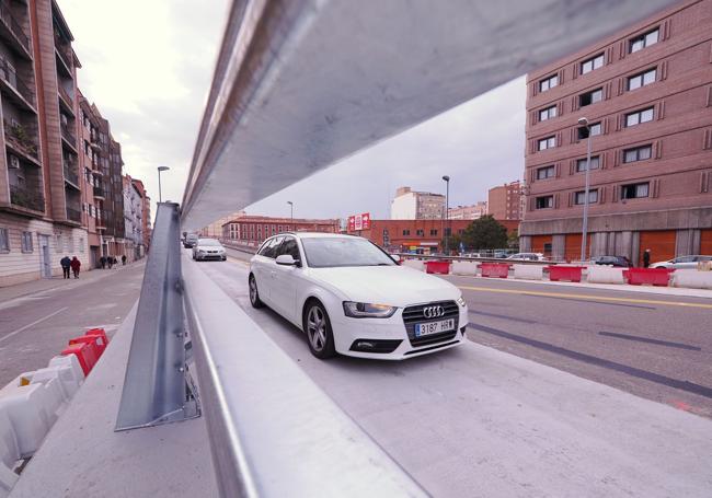 Los coches circulan junto a los nuevos quitamiedos.