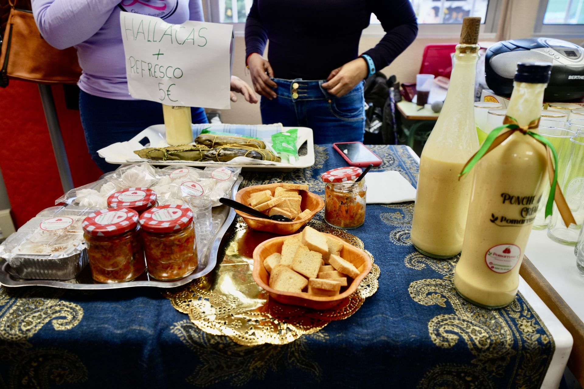 Las imágenes del mercado navideño de la Asociación de Venezolanos de Valladolid