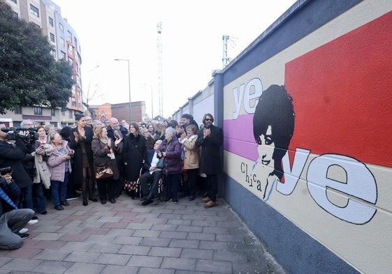 Un mural recuerda a Concha Velasco mo la 'chica yeyé' en la calle Recondo, junto al edificio donde nació, hoy desaparecido.