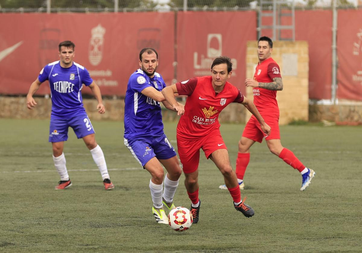 Blanco pugna por el balón con un rival en el partido entre el Santa Marta y el Becerril.