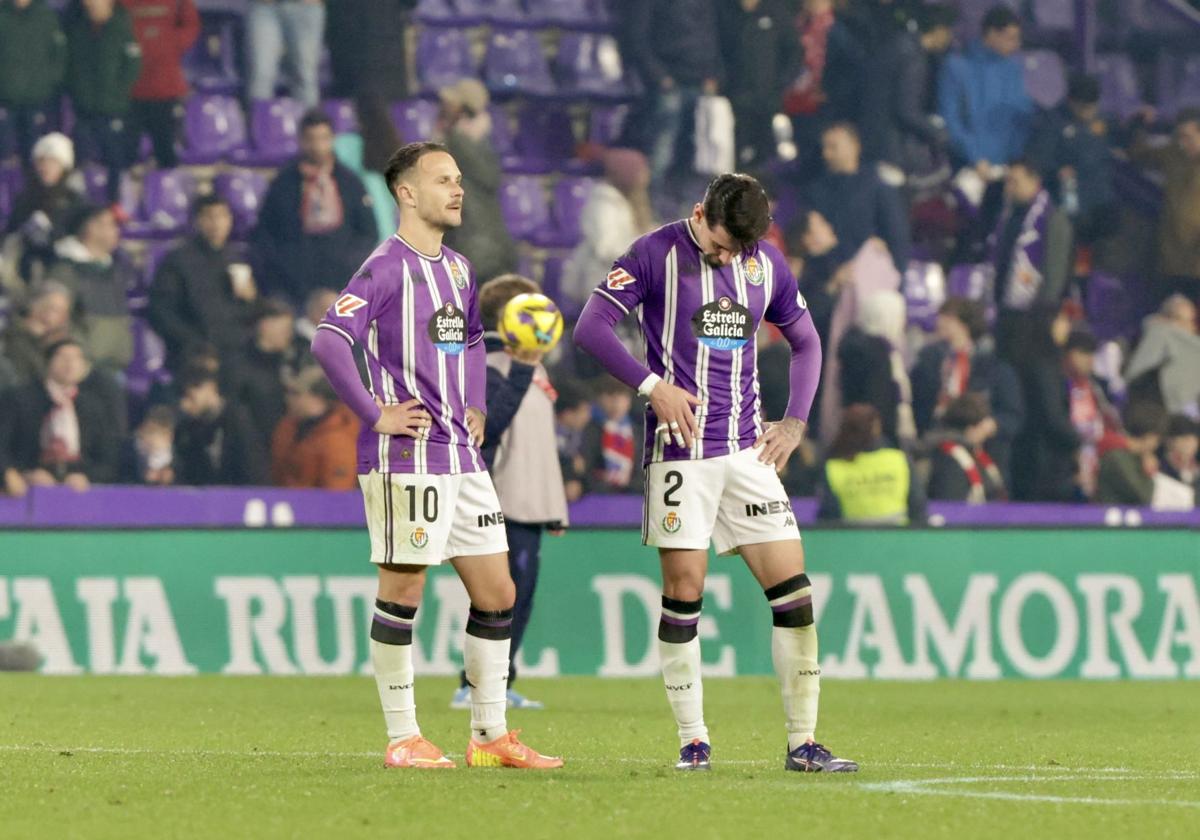 Iván Sánchez y Luis Pérez aguantan en el césped al final del partido en busca de explicaciones.