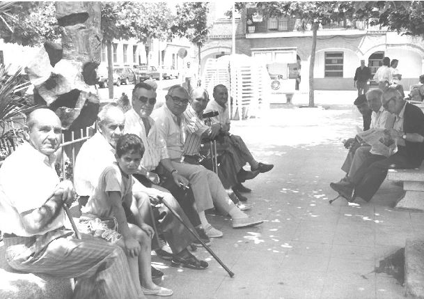 Un grupo de vecinos en la plaza de la Constitución. Septiembre de 1993.