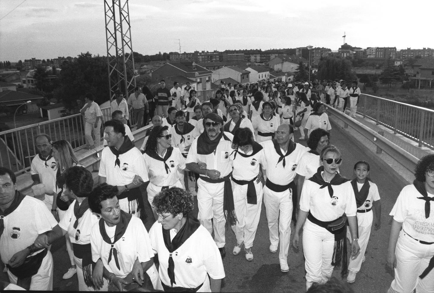 Desfile de peñas en las fiestas de 1996.