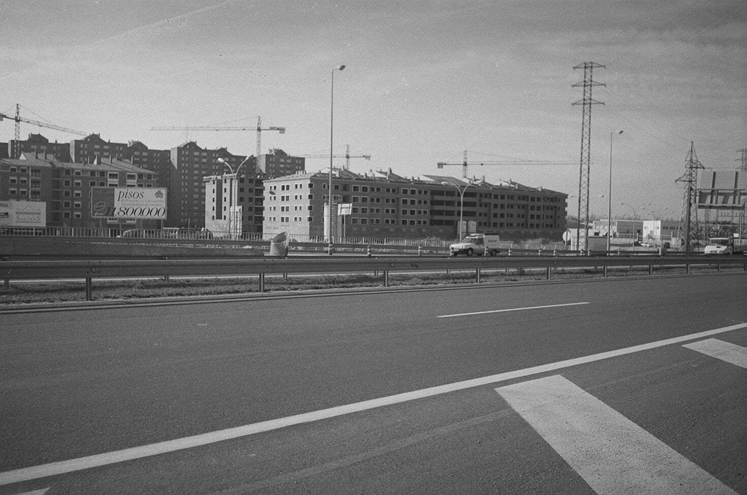 Construcción de viviendas junto a Torrelago en febrero de 1999.