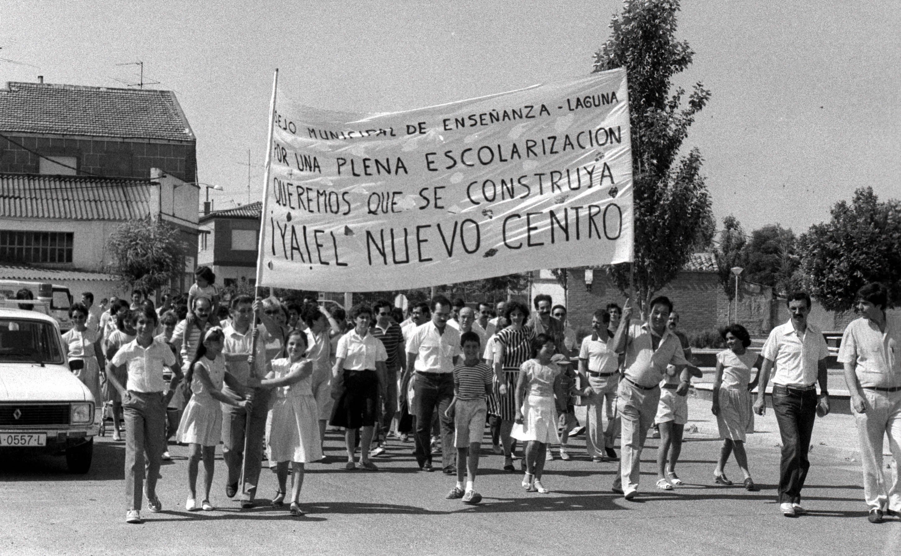 Alrededor de cien personas piden más centros escolares en Laguna de Duero. Julio de 1985.