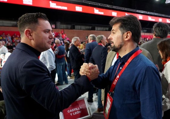 Saludo entre Javier Alfonso Cendón y Luis Tudanca, en Sevilla, este domingo.