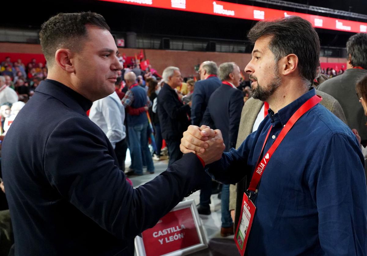 Saludo entre Javier Alfonso Cendón y Luis Tudanca, en Sevilla, este domingo.