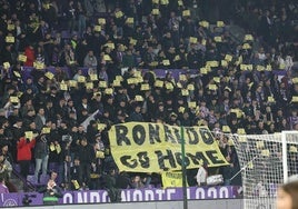 Pancarta y cuartillas de protesta en el Fondo Norte contra la gestión de Ronaldo.