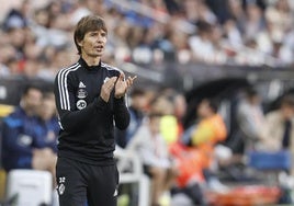 Álvaro Rubio, durante un partido con el primer equipo del Real Valladolid ante el Valencia en Mestalla en abril de 2023 por la sanción que arrastraba entonces Paulo Pezzolano.