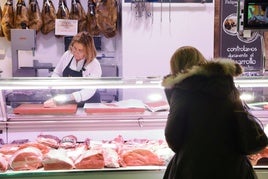 Jornada de compras este lunes en una carnicería del mercado del Val.