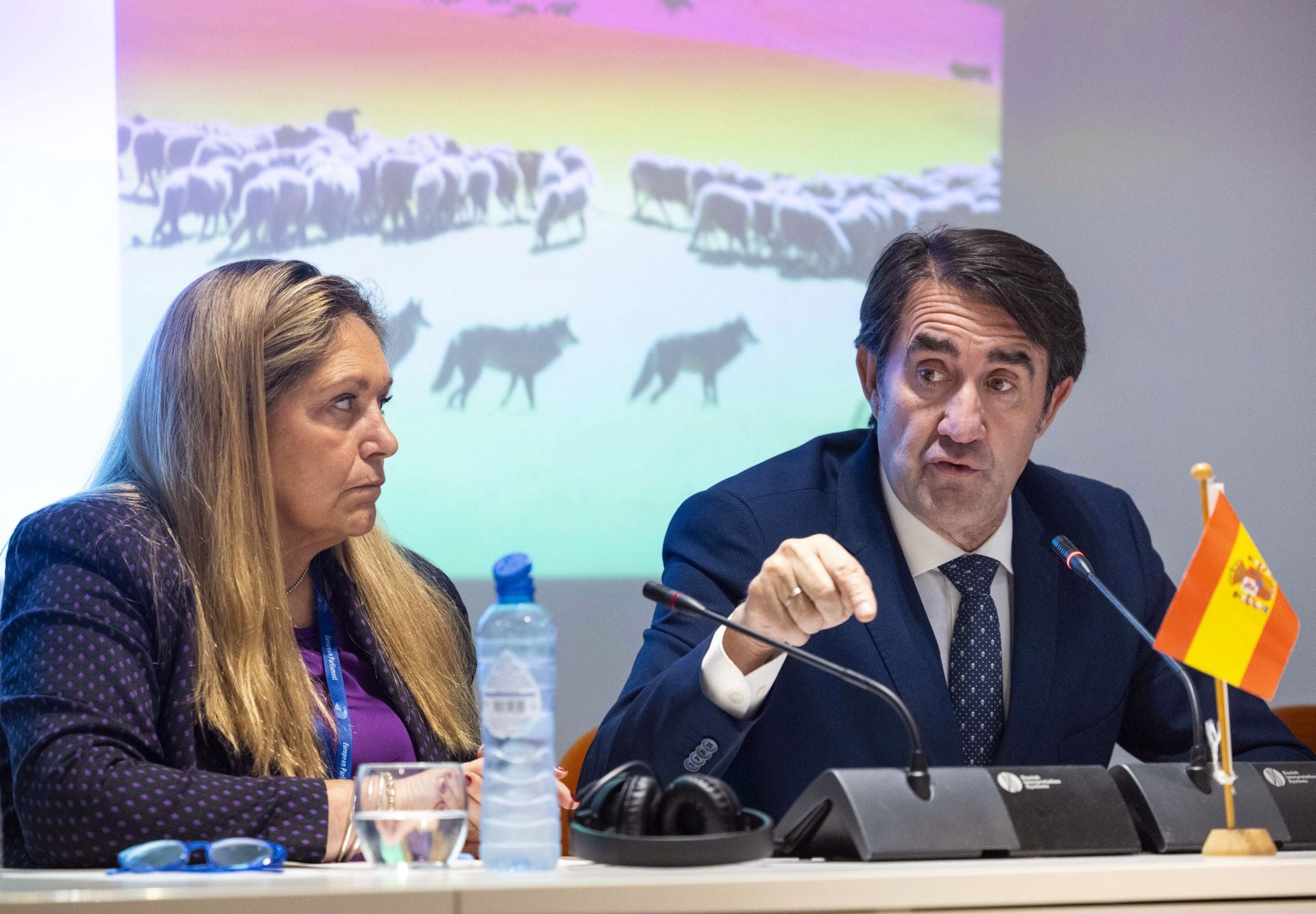 El consejero de Medio Ambiente, Vivienda y Ordenación del Territorio, Juan Carlos Suárez-Quiñones, participa en el Simposio 'Lobo y Ganado en España: Hacia una solución europea'.