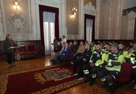 La presidenta de la Diputación se dirige a los bomberos, reunidos en el Palacio Provincial.