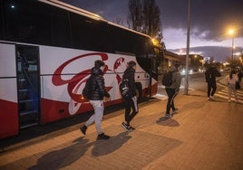 Alumnos de FP de Cantimpalos bajan del autobús junto a la plaza de toros para dirigirse al centro Felipe VI.