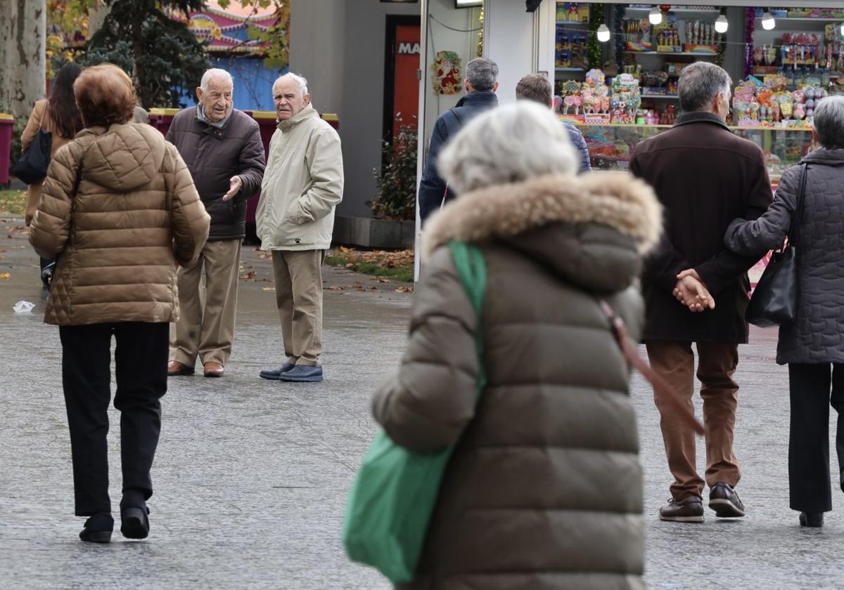 Varios jubilados en la plaza de Zorrilla de Valladolid este lunes.