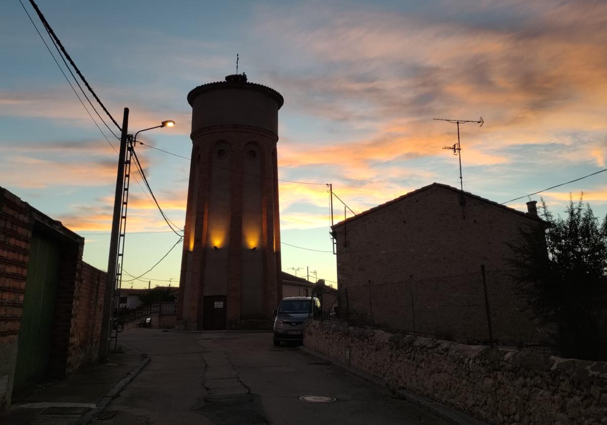 Depósito de agua de Sebúlcor a última hora de la tarde.