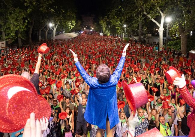 Miles de vallisoletanos alzan sus chisteras en honor a Concha Velasco para batir un nuevo récord Guinness ante la mirada de Lady Veneno, maestra de ceremonias.