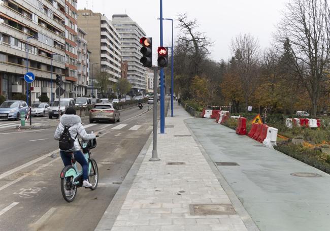 Una ciclista circula por el carril bici aún en servicio.