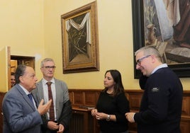 Amilivia, junto a Gracia, conversa con la alcaldesa y el concejal Antonio Casas.