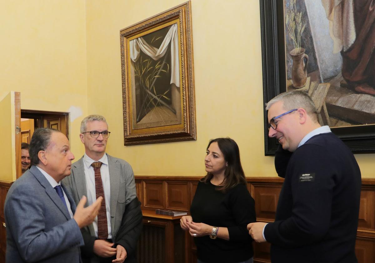 Amilivia, junto a Gracia, conversa con la alcaldesa y el concejal Antonio Casas.