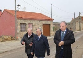 El consejero José Luis Sanz Merino, en el centro, en Palacios del Alcor junto al delegado de la Junta, José Antonio Rubio Mielgo, y el alcalde de Astudillo, Luis Santos (i).