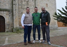 El alcalde de Cigales, Jaime Rodríguez y los influencers @cocinaderecho y @xak_ontheroad junto a la 'Catedral del vino' en la localidad