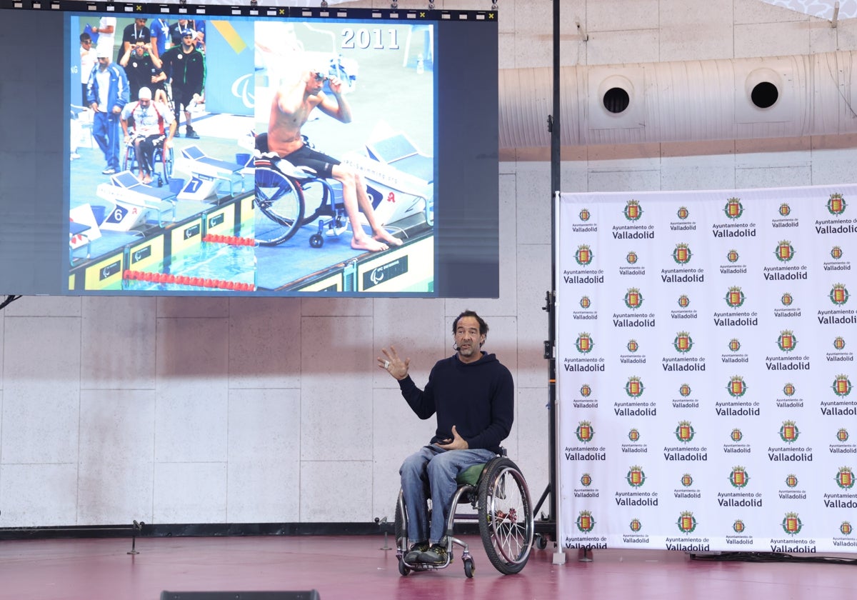 El deportista Álvaro Bayona durante la charla.