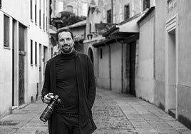 El fotógrafo polaco Marcin Ryczeck en la calle Santo Domingo de Guzmán..