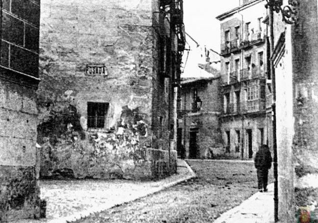 Foto antigua con un cartel de 'Posada' pegado al muro del palacio de Fabio Nelli.