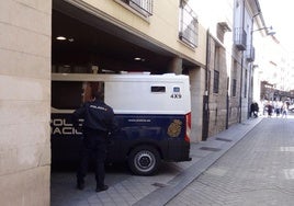 Furgón policial en el lateral de los juzgados de la calle Angustias en Valladolid.