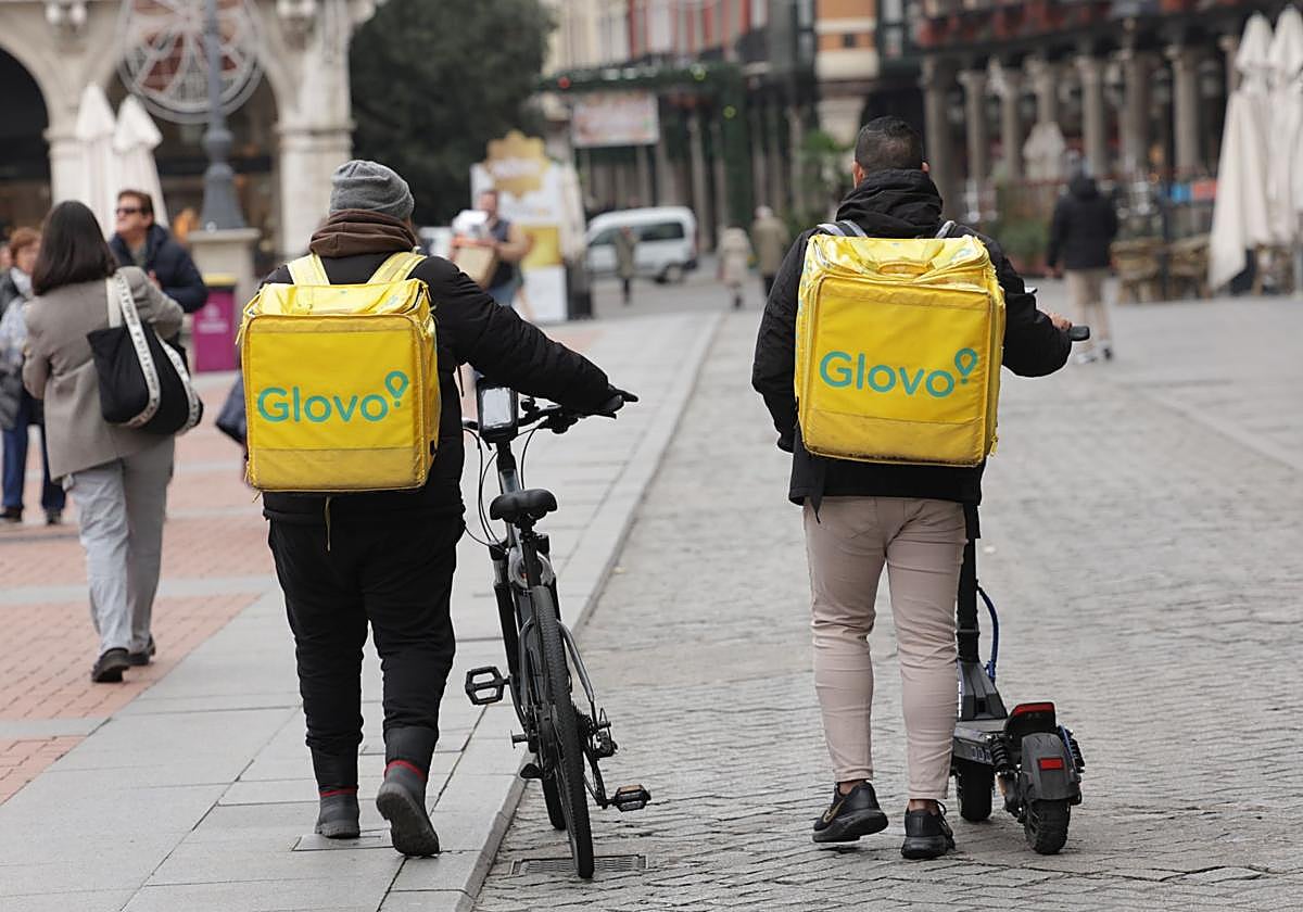 Dos repartidores de Glovo este martes en la Plaza Mayor de Valladolid.