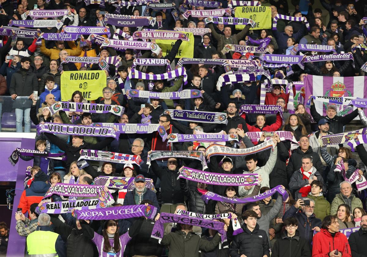 Aficionados del Pucela exhiben bufandas y pancartas de protesta durante el partido frente al Atlético de Madrid.