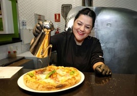 Francesca Cristina, con su creación, la pizza 'UnDueTre'.