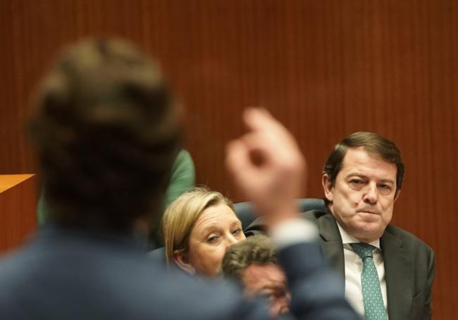 Expresivo gesto de Mañueco durante la intervención de Juan García-Gallardo.