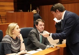 El presidente Mañueco y la vicepresidenta Blanco conversan con el consejero Suárez-Quiñones antes del inicio del pleno.