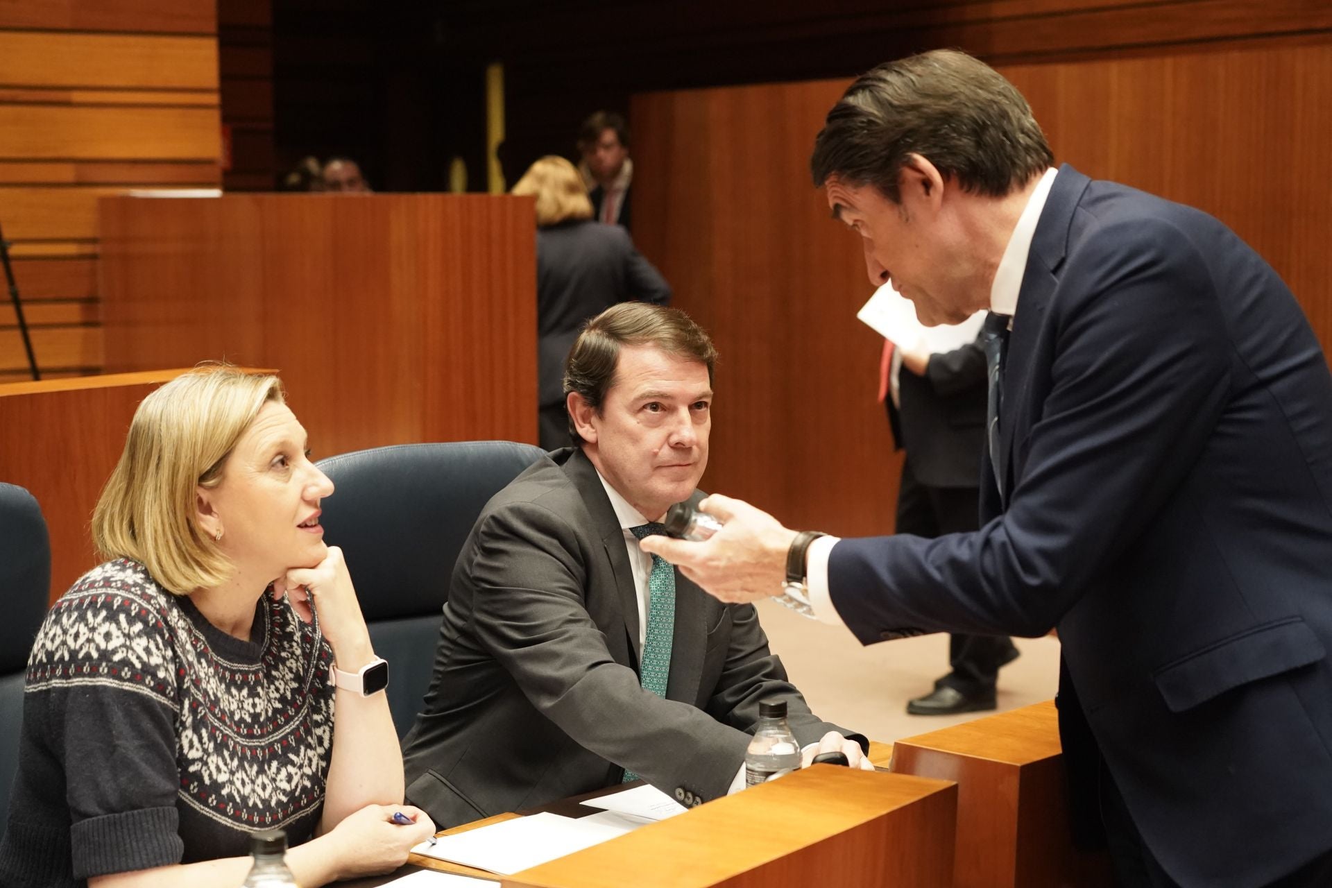 El presidente Mañueco y la vicepresidenta Blanco conversan con el consejero Suárez-Quiñones antes del inicio del pleno.
