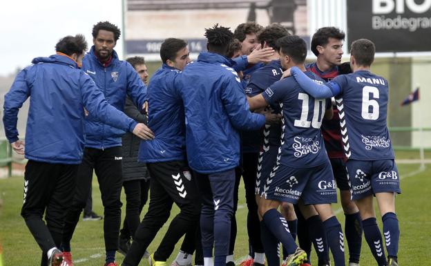 Celebración de la remontada ante el Compostela en el debut de Ramsés como entrenador.