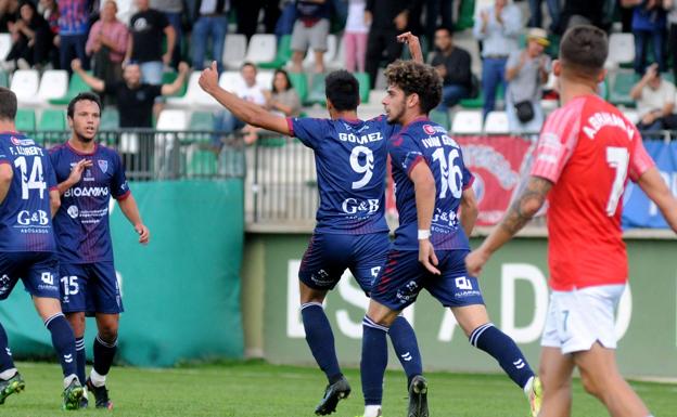 Gómez celebra el gol de la victoria ante el Montijo.