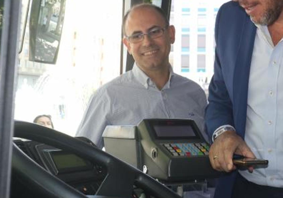 Luis Vélez, durante su etapa como concejal de Movilidad, en un autobús de Auvasa.