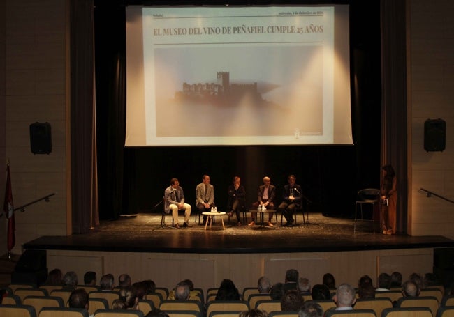 La mesa redonda ha tenido lugar en el auditorios del centro cultural de Peñafiel.