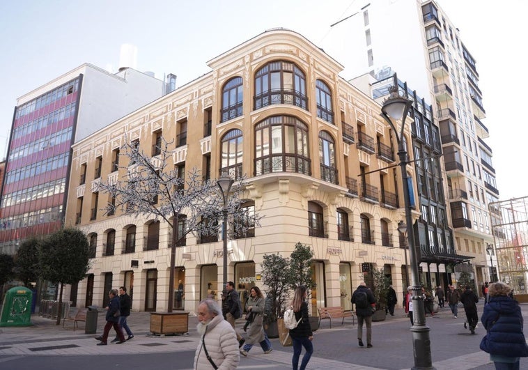 El edificio modernista que perdió su entrada por la calle Santiago