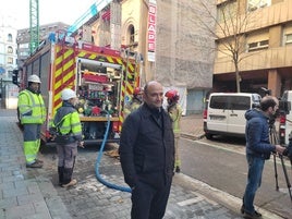 El director de la obra, el arquitecto Óscar Ares, junto al camión de los Bomberos que se ha quedado de retén para refrescar la zona afectada.