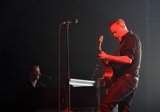 El cantante y guitarrista canadiense Bryan Adams durante un concierto.